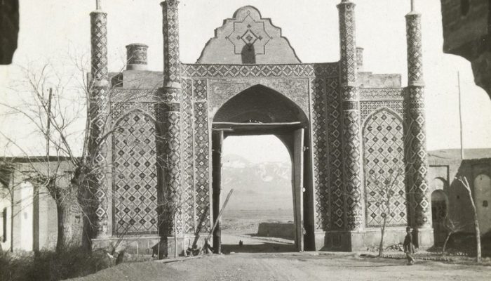 Publiziert in: Mittelholzer, W.: Persienflug, 1926, Abb. 47, Bildlegende: Teheran - Stadttor auf dem Wege zum Schah-Schloss